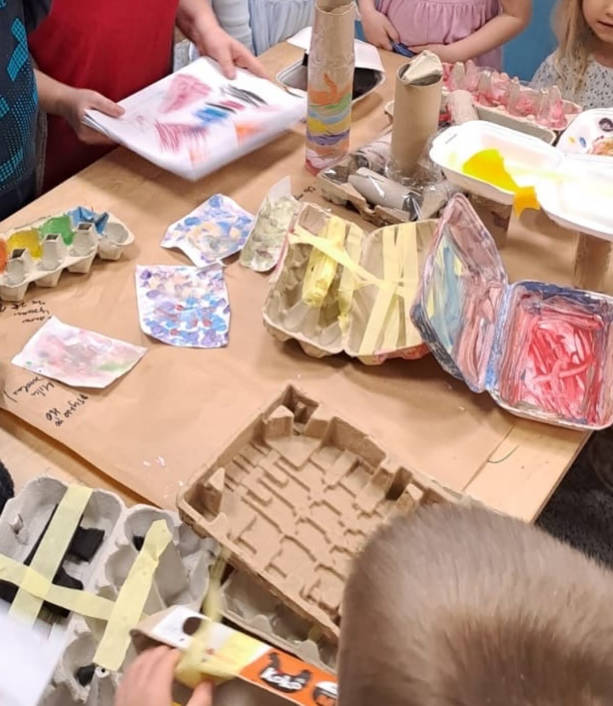 Stół w atelier z maszynami z Fabryki Życzeń zrobionymi z materiałów z odzysku